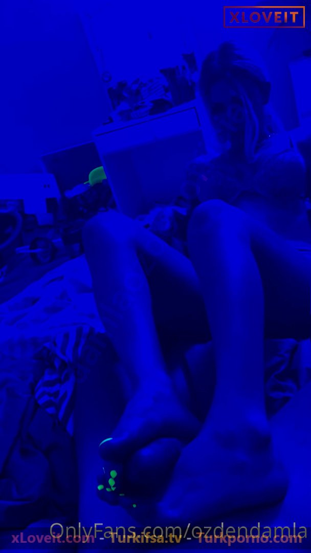 Ayak Pornosu Damla özden seksi ayaklarıyla yarrağı sıvazladı