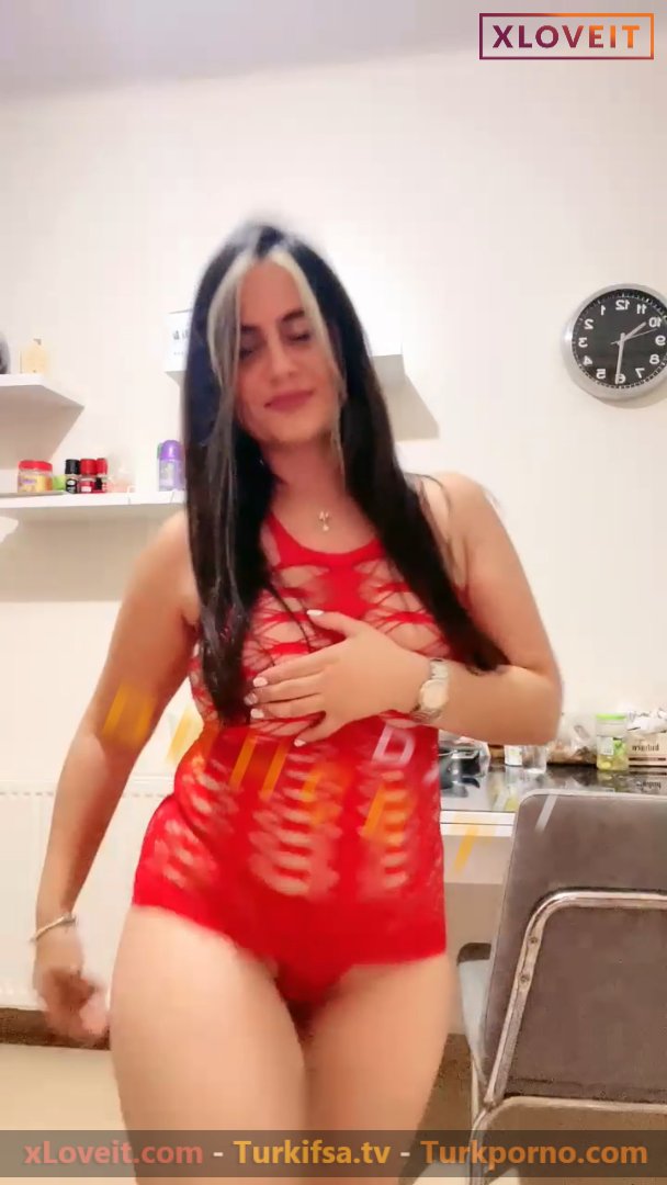 Ayşe Elbi ifşa Işıkları kapatıp meme uçlarını sergiledi