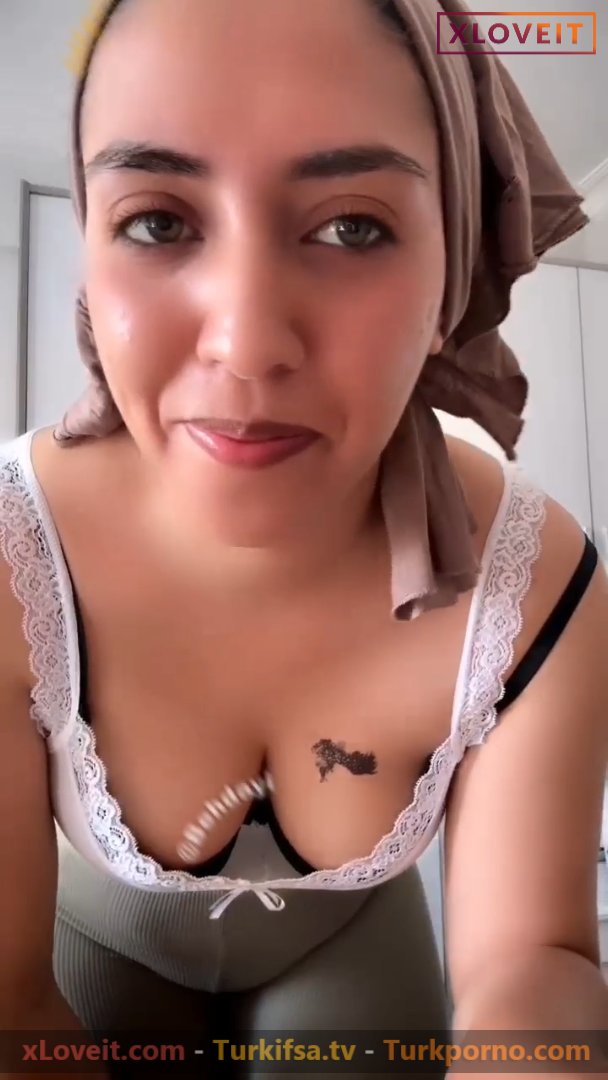 Türbanlı Yağmur ifşa Sexy hatunun yayınını seyret